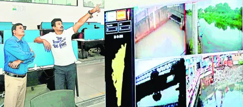 కంట్రోల్‌ రూంలో డిప్యూటీ సీఎం పర్యవేక్షణ 
