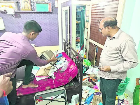 ధర్మపురిలో రెండిళ్లలో చోరీ