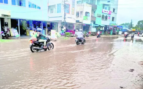 లోతట్టు ప్రాంతాలు జలమయం 