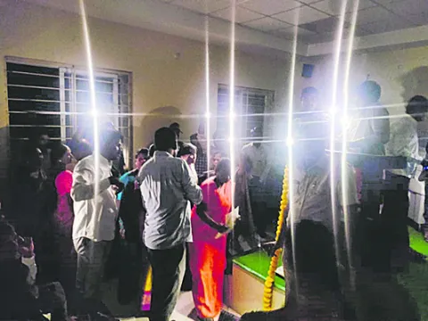 మంత్రి వివేక్‌ సభలో నిలిచిన విద్యుత్‌ సరఫరా 
