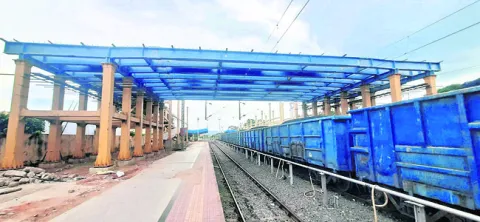 భారీ క్రేన్లతో ఫుట్ఓవర్ బ్రిడ్జి..