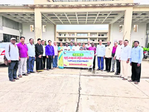 పెండింగ్‌ బకాయిలు వెంటనే చెల్లించాలి
