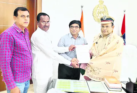 సీపీని కలిసిన రెడ్‌క్రాస్‌ సొసైటీ సభ్యులు 