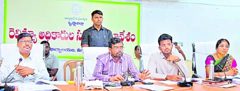 రెవెన్యూ సమస్యలపై  ప్రత్యేక దృష్టి: కలెక్టర్‌ బాలాజీ 
