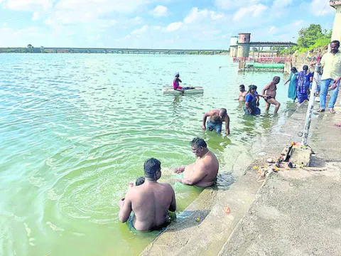 ఘాట్‌ల వద్ద రక్షణ కరువు
