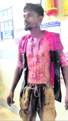 ● బ్లేడ్‌తో కోసుకున్న యువకుడు ● తాళ్లతో బంధించిన స్థాని