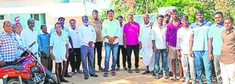 ఉపాధ్యాయుడ్ని సస్పెండ్‌ చేయాలి
