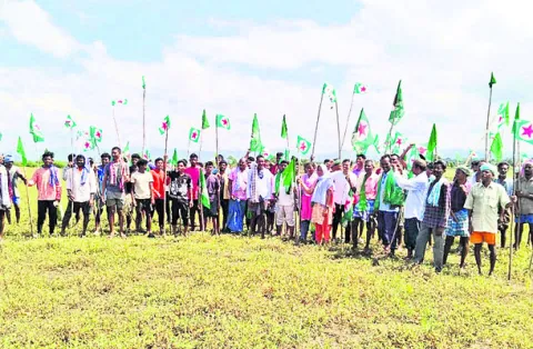 గిరిజనేతరుల భూముల్లోజెండాలు పాతిన ఆదివాసీలు