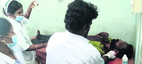 బ్లేడుతో పీక కోసుకున్నమతిస్థిమితం లేని వ్యక్తి