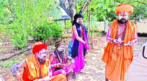 భిక్షాటన పేరుతో సాధువుల మోసం