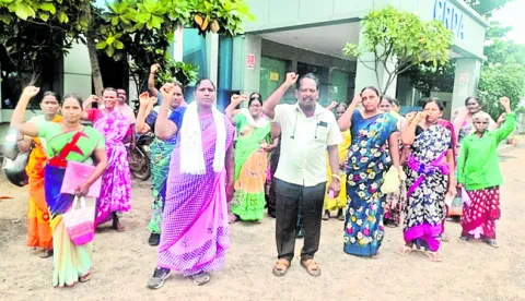 స్మార్ట్సిటీ కార్మికులకు పెండింగ్ జీతాలను చెల్లించాలి