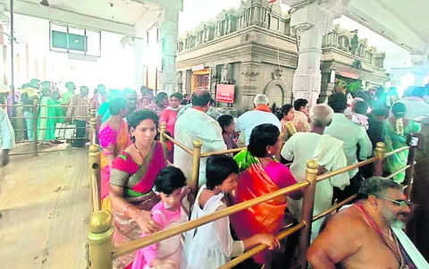 రత్నగిరిపై రద్దీ