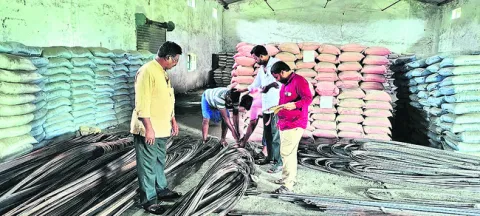 హౌసింగ్‌ సామగ్రి అప్పగింత
