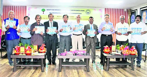 ఏయూకు స్వయం ప్రతిపత్తి కల్పించాలి 