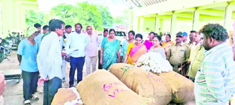 ‘కపాస్‌ కిసాన్‌’పై అవగాహన కల్పించాలి