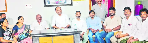 ఆరోగ్యశ్రీ లేక గాలిలో కలుస్తున్న పేదల ప్రాణాలు 