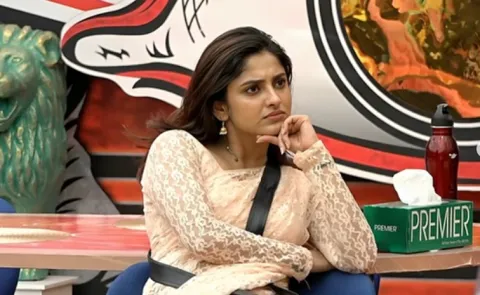Bigg Boss 9 Telugu: Buzz, Ayesha Zeenath Walk Out From BB House