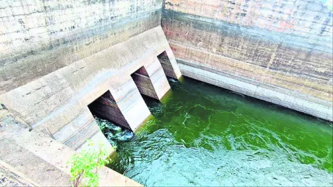 మొరాయిస్తున్న గేట్లు 