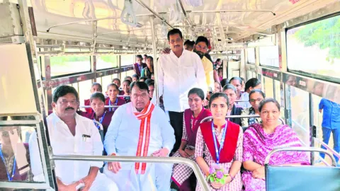 విద్యార్థులతో కలిసి ఆర్టీసీ బస్సులో ప్రయాణం 