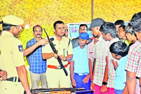 పోలీసుల విధులపై అవగాహన ఉండాలి