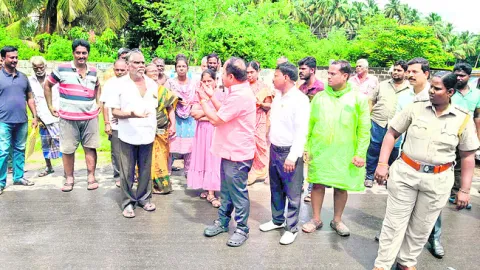 వర్షపు నీరు తొలగించాలని రాస్తారోకో 