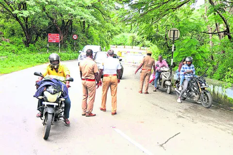 భారీ వాహనాలు నిషేధం 