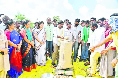 కొనుగోలు కేంద్రాల్లోనే మద్దతు ధర