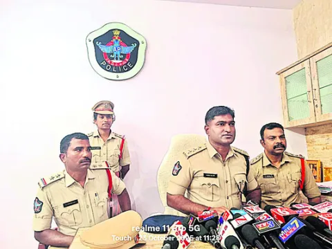 పేకాట శిబిరంపై దాడి.. 11 మంది అరెస్ట్‌