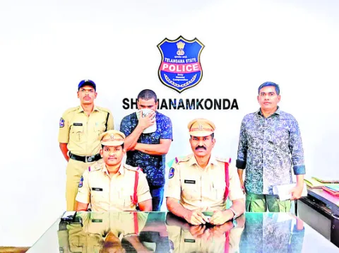 తక్కువ ధరలకే భూములు ఇప్పిస్తానని మోసం..
