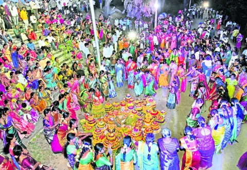 ఒక్కేసి పువ్వేసి.. చందమామ