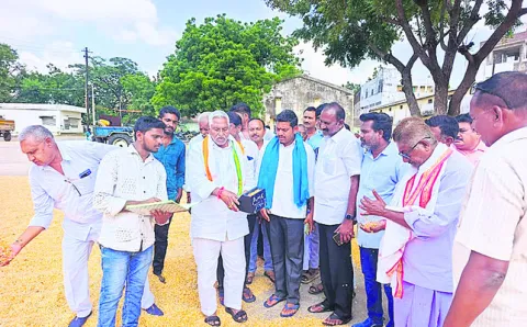 ఆంక్షలు లేకుండా మక్కలు కొనాలి