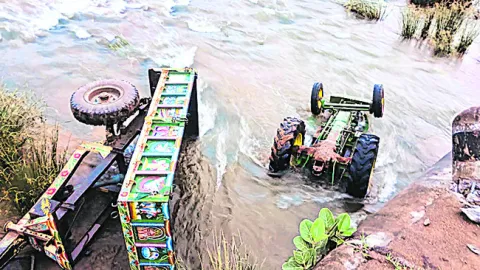 కాజ్‌వేపై నుంచి మునేరులో పడిన ఇసుక ట్రాక్టర్‌ 