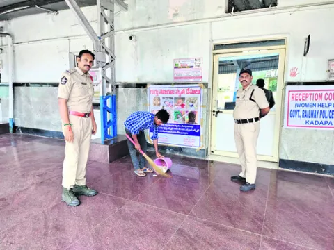 మద్యం మత్తులో రైలులో వీరంగం..