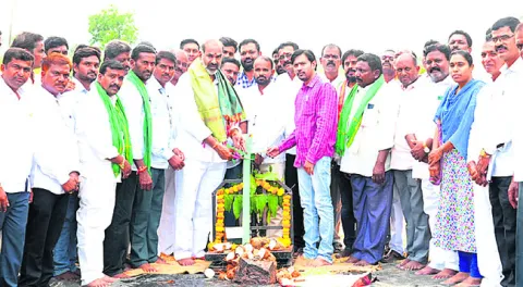 రైతులకు సరిపడా టార్పాలిన్లు కొనాలి