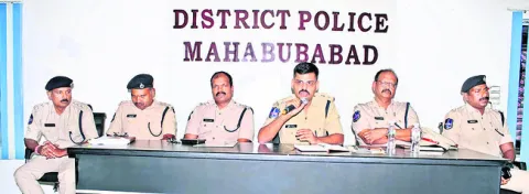సేవా దృక్పథంతో పనిచేయాలి