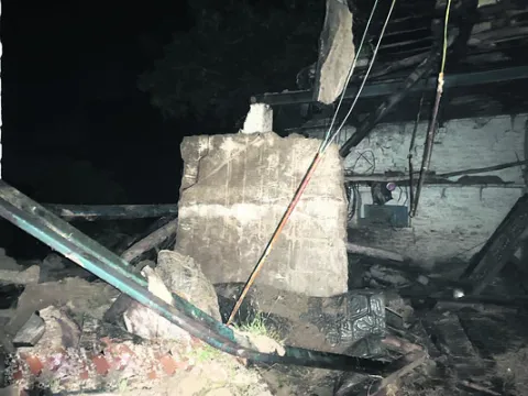 చౌడు మిద్దె కూలి మూడు పాడి గేదెలు మృతి 