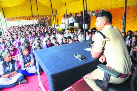 విద్యార్థులు సైబర్‌ నేరాల బారిన పడొద్దు