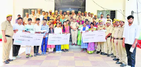 పోలీసు కుటుంబాలకు అండగా ఉంటాం