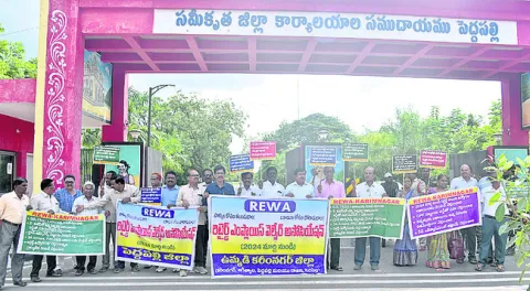 రిటైర్‌మెంట్‌ బెనిఫిట్స్‌ చెల్లించాలి