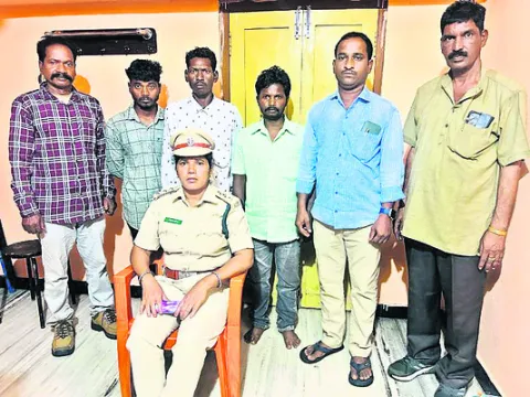 సిగనాపల్లి క్వారీలో రంగురాళ్ల తవ్వకాలు