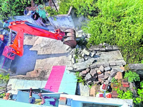 రోడ్ల ఆక్రమణలపై  చర్యలు షురూ