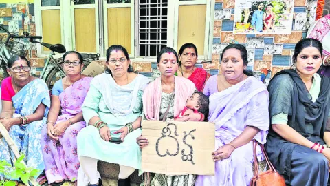 అత్తింటి ఎదుట కోడలి న్యాయదీక్ష 