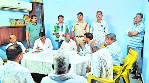 మంత్రి అనుచరుడి ఇంట్లో పేకాట శిబిరం 