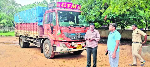అక్రమంగా తరలిస్తున్న బియ్యం పట్టివేత