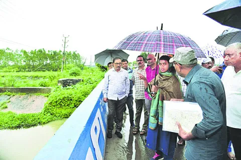 వర్ష ప్రభావిత ప్రాంతాల్లో కలెక్టర్ పర్యటన