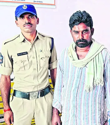వ్యక్తిని కాపాడిన  రైల్వే పోలీసులు 