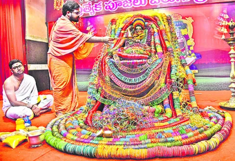 ముగ్దమనోహరంగా దుర్గమ్మ 