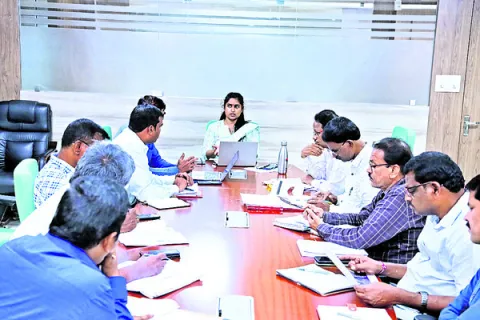 కమ్యూనిటీ హాళ్లను స్వాధీనం చేసుకోవాలి