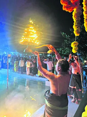 వైభవోపేతంగా గంగాహారతి