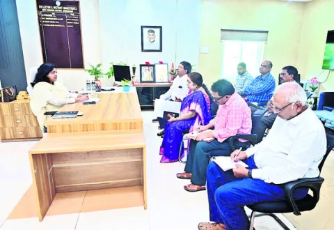 తుపానుపై అప్రమత్తంగా ఉండాలి